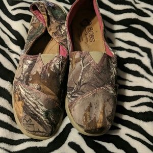 Bob's camo size 7